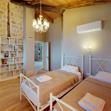 Renaissance Suites: Flora Villa