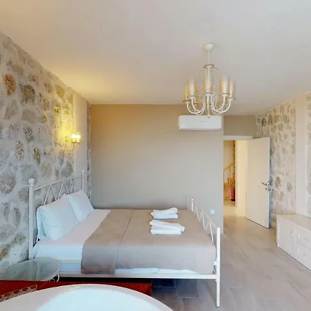 Renaissance Suites: Flora Villa